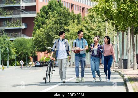 Le bonheur des étudiants de l'université marchant sur le campus Banque D'Images