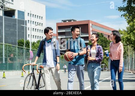 Le bonheur des étudiants de l'université marchant sur le campus Banque D'Images