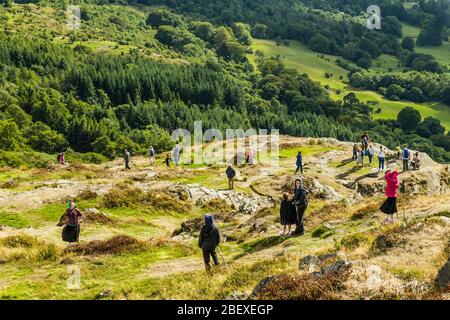 Les visiteurs qui marchent sur les pistes de Gummers How, qui surplombe Windermere dans le parc national du Lake District, en été. Banque D'Images