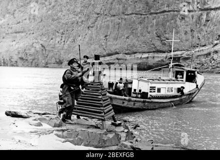 Le 18 décembre 1956, les pilotes des trois Gorges accrochés à la banque triangulaire à la Grotte du roi Yedong à Qutangxia sur la falaise de la perspective est le c Banque D'Images