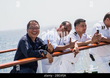 Smiling filippino à partir d'une croisière de l'ai,de,l'équipage philippins de l'équipage des navires de la marine marchande,de,l'équipage des navires à passagers de navires de croisière,Travail,pradeep subramanian Banque D'Images