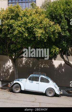 Blue Volkswagen Beetle voiture d'époque garée sur une route escarpée à San Francisco Banque D'Images