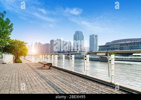 Les grands bâtiments le long de la rivière Haihe , le paysage urbain de Tianjin , Chine . Banque D'Images