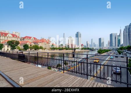 Gratte-ciel le long de la rivière Haihe, Tianjin, Chine paysage urbain. Banque D'Images