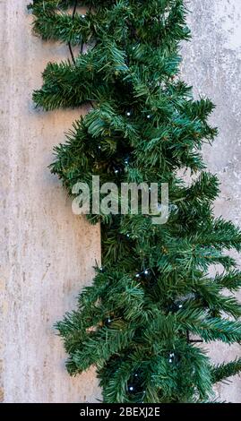 Décoration de Noël sur le mur d'un immeuble d'appartements, l'arbre de Noël décorera le coin de la maison Banque D'Images