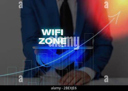 Écriture de texte écriture dans la zone WiFi. La photo conceptuelle offre l'accès Internet à haute vitesse sans fil et des connexions réseau Banque D'Images