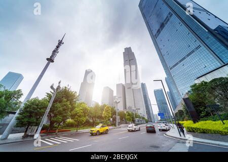 Routes et gratte-ciel denses des deux côtés, quartier des affaires de Chongqing, Chine Banque D'Images