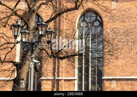 Old street light. Vintage street light.rue noire lampe dans un ciel bleu . Lanterne de rue sur fond de ciel bleu Banque D'Images