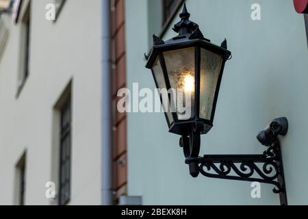 Lampe de rue à l'ancienne la nuit. Lampes de rue lumineuses au coucher du soleil. Lampes décoratives. Lampe magique avec une lumière jaune chaude dans le crépuscule de la ville Banque D'Images