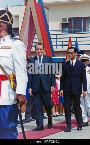 Le président Richard Nixon et le roi Bhumibol Adulyadej lors de la cérémonie de départ de la délégation américaine à Bangkok, Thaïlande 7 31 1969 Banque D'Images