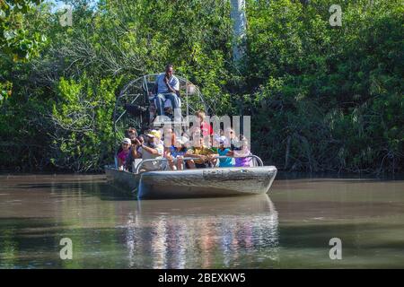 Les touristes en bateau visitent le parc national des Everglades, en Floride, aux États-Unis. Banque D'Images