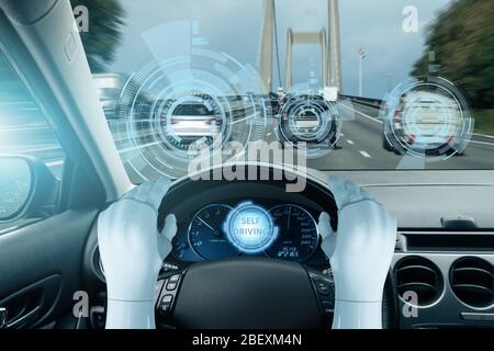 Le robot conduit une voiture. Conduite autonome Banque D'Images