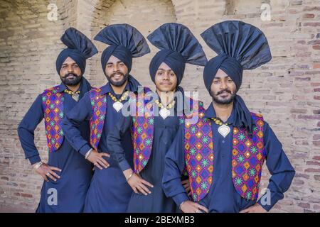 Un groupe d'artistes de danse du Pendjabi Banque D'Images