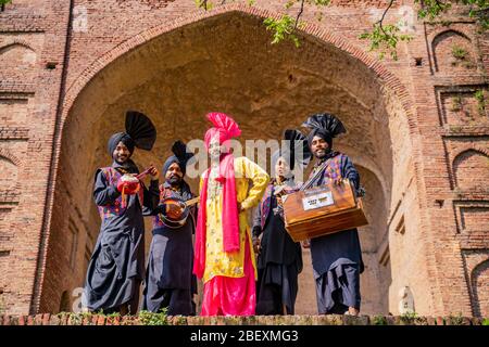 Un groupe d'artistes de danse du Pendjabi Banque D'Images