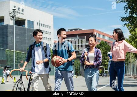 Le bonheur des étudiants de l'université marchant sur le campus Banque D'Images