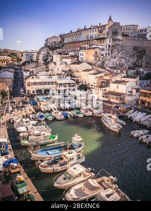 Vue sur le vieux port de Vallons des Auffes à Marseille, France. Photo prise du sommet de la Corniche Kennedy. Banque D'Images