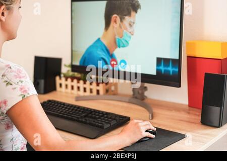 Jeune femme qui a chavié avec le médecin pendant l'appel vidéo pendant la quarantaine d'isolement - fille patient faisant un examen médical à l'aide de la plate-forme Web - Healt Banque D'Images