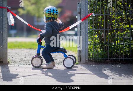 Hanovre, Allemagne. 16 avril 2020. Frida se trouve devant une aire de jeux verrouillée. Dans la pandémie de Corona, les parents atteignent leurs limites après cinq semaines sans école ou garderie en tant que gestionnaires de crise. Comment prévenir la fièvre de quarantaine au sein des familles? Crédit: Julian Stratenschulte/dpa/Alay Live News Banque D'Images