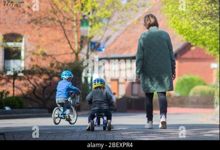 Hanovre, Allemagne. 16 avril 2020. Jonte et Frida vont pour une promenade avec leur mère. Les parents atteignent leur limite de stress dans la pandémie de Corona après cinq semaines sans école et garderie en tant que gestionnaires de crise. Comment prévenir la fièvre de quarantaine au sein des familles? Crédit: Julian Stratenschulte/dpa/Alay Live News Banque D'Images