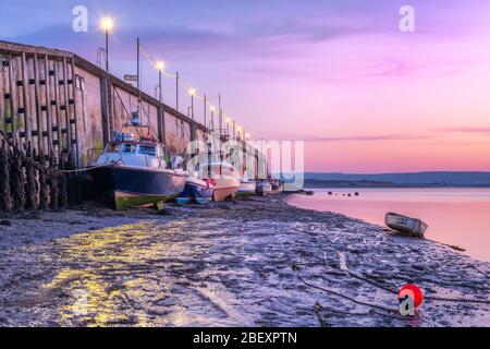 Appledore, North Devon, Angleterre. Jeudi 16 avril 2020. Météo britannique. Un ciel coloré et une marée basse sur l'estuaire de la rivière Torridge à l'aube font pour un début serein à la journée à Appledore dans le nord Devon. Crédit: Terry Mathews/Alay Live News Banque D'Images