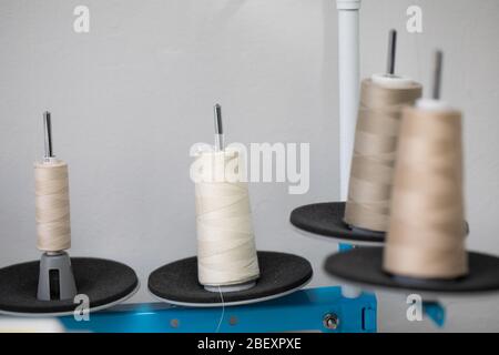 Machine à coudre industrielle à 4 fils avec surverrouillage pour les magasins de tailleur. Banque D'Images