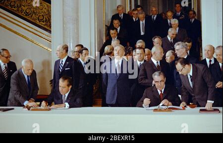 26 mai, 1972. Le président Nixon et Brejnev, Secrétaire général de la signature (1) sel traité ABM (limitation des systèmes de missiles antibalistiques) et l'accord intérimaire sur les armements stratégiques offensifs à Moscou. Banque D'Images