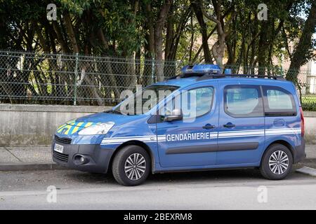 Bordeaux , Aquitaine / France - 03 15 2020 : gendarmerie france voiture bleue signifie dans le véhicule de police militaire français Banque D'Images