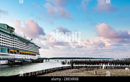 Bateau de croisière à Portland par pilotages en bois Banque D'Images