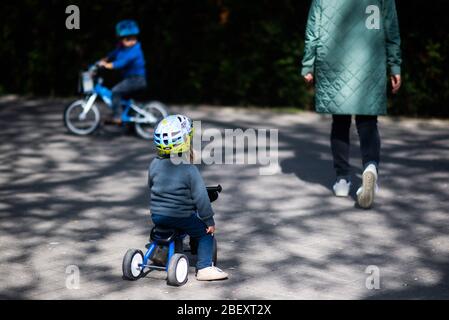 Hanovre, Allemagne. 16 avril 2020. Jonte et Frida vont pour une promenade avec leur mère. Les parents atteignent leur limite de stress dans la pandémie de Corona après cinq semaines sans école et garderie en tant que gestionnaires de crise. Comment prévenir la fièvre de quarantaine au sein des familles? Crédit: Julian Stratenschulte/dpa/Alay Live News Banque D'Images