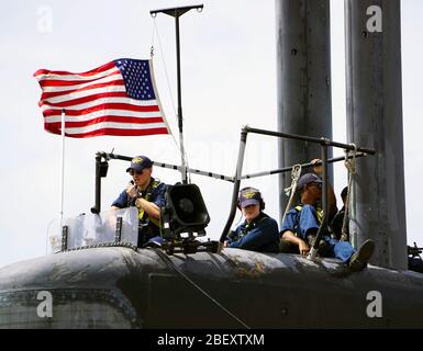 DIEGO GARCIA (23 juillet 2015) marins affectés à la Los Angeles-classe sous-marin d'attaque USS Albuquerque (SSN 706) regardez comme le bateau part Diego Garcia. Albuquerque visité Diego Garcia pour un service au port dans le cadre de son déploiement. Banque D'Images