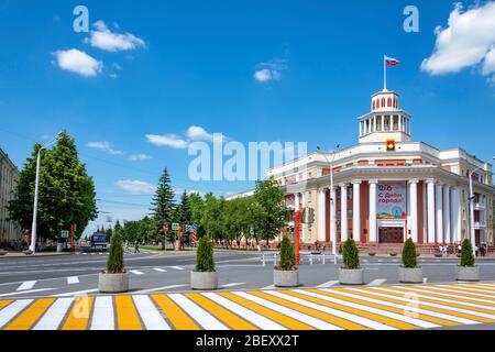 Kemerovo, vue sur la rue principale et le bâtiment de la ville Administration, dans la ville Day Banque D'Images