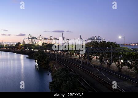 Jury Bay, Auckland. Vue sur la ligne est et les ports d'Auckland au crépuscule Banque D'Images