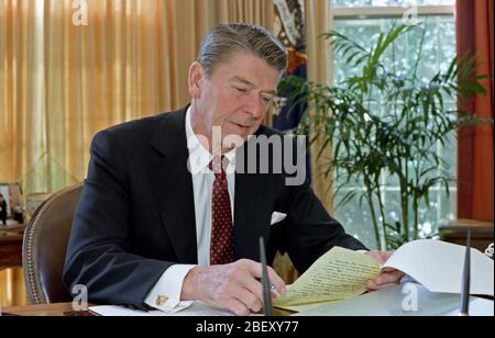 1/26/1982 Le président Reagan dans le bureau ovale travaillant sur le discours sur l'état de l'Union Banque D'Images