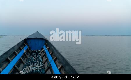 Point de vue sur le lac Inle, Myanmar. Chambre pour copier le lever du soleil lac toujours, brouillard du matin lac toujours. Plus de vingt espèces d'escargots et neuf espèces de fi Banque D'Images