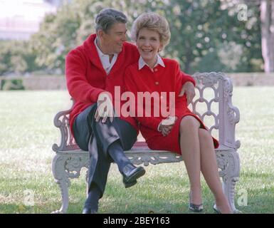 10/5/1988 Le président Reagan et Nancy Reagan posant sur la pelouse Sud de la Maison Blanche Banque D'Images