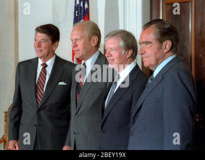 10/8/1981 Quatre Présidents (Reagan Carter Ford Nixon) posent pour un portrait avant de partir pour l'Egypte et le Président Anwar Sadat's Funeral Banque D'Images