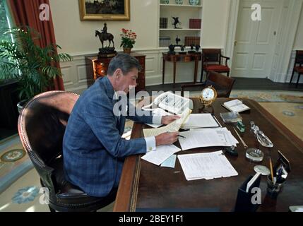 9/24/1981 Le président Reagan dans le bureau ovale travaillant sur les discours à la nation Banque D'Images