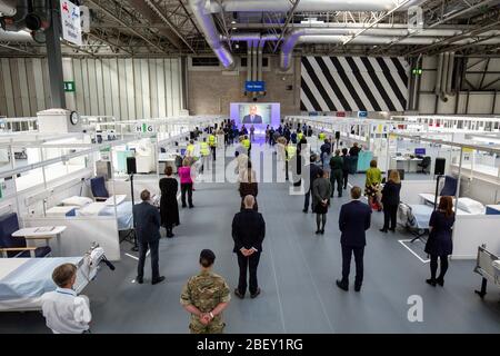 SOUS EMBARGO JUSqu'à 1330 jeudi 16 avril 2020. Le duc de Cambridge parle par vidéolink lorsqu'il ouvre officiellement l'hôpital NHS Nightingale Birmingham, au National Exhibition Centre (NEC). Banque D'Images