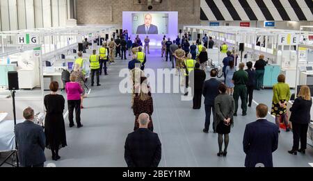 SOUS EMBARGO JUSqu'à 1330 jeudi 16 avril 2020. Le duc de Cambridge parle par vidéolink lorsqu'il ouvre officiellement l'hôpital NHS Nightingale Birmingham, au National Exhibition Centre (NEC). Banque D'Images