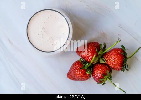 Kéfir. Yaourt biologique sain et buvable avec fruits de fraises en verre / lait de beurre Ayran. Prêt à boire. Banque D'Images