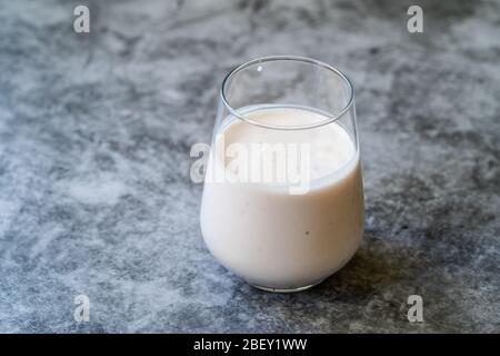 Kéfir. Yaourt biologique sain et buvable avec fruits de fraises en verre / lait de beurre Ayran. Prêt à boire. Banque D'Images