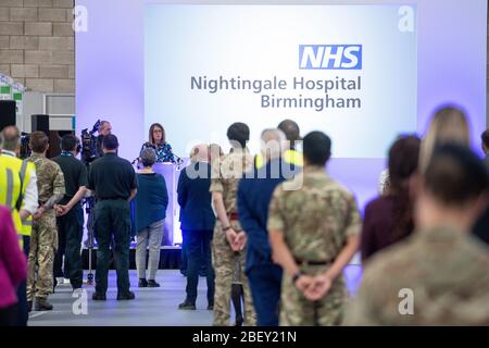 SOUS EMBARGO JUSqu'à 1330 jeudi 16 avril 2020. Jacqui Smith, présidente des hôpitaux universitaires Birmingham NHS Foundation Trust, parle à l'ouverture de l'hôpital NHS Nightingale Birmingham, au National Exhibition Centre (NEC). Banque D'Images