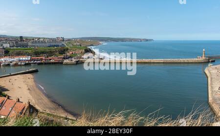 Vue sur le port et la vieille ville de Whitby dans le North Yorkshire, une journée d'été ensoleillée Banque D'Images