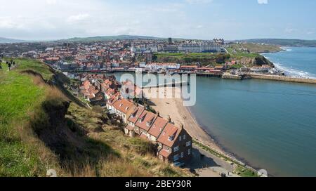 Vue sur le port et la vieille ville de Whitby dans le North Yorkshire, une journée d'été ensoleillée Banque D'Images