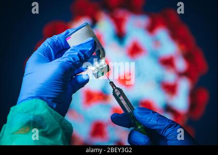 Coronavirus Covid-19 protection et vaccin. Le médecin élabore la solution à partir de la bouteille de vaccin et remplit l'injection de seringue pour la vaccination du patient en m Banque D'Images