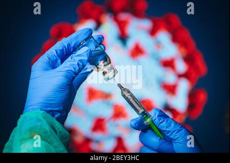 Coronavirus Covid-19 protection et vaccin. Le médecin élabore la solution à partir de la bouteille de vaccin et remplit l'injection de seringue pour la vaccination du patient en m Banque D'Images