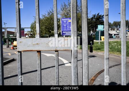 REMARQUE :IMAGE 6 D'Un ENSEMBLE DE 35 IMAGES PRÉSENTANT DES PORTES D'ENTREPRISES ET DES LIEUX FERMÉS AU ROYAUME-Uni UN petit cadenas est enroulé à travers le gros boulon sur les portes en acier lourd de l'entrée publique principale du centre de recyclage fermé de Bristol à Bristol pour prévenirL'accès au Royaume-Uni se poursuit alors qu'il est verrouillé pour aider à freiner la propagation du coronavirus. Banque D'Images