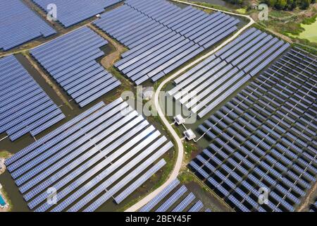 (200416) -- CHANGXING, 16 avril 2020 (Xinhua) -- une photo aérienne prise le 16 avril 2020 montre une ferme de poissons avec panneaux photovoltaïques installés à la surface dans le village de Gulong du comté de Changxing, dans la province de Zhejiang en Chine orientale. La ferme piscicole, qui couvre une superficie de 500 um (environ 33,3 hectares), est utilisée pour élever le poisson et, en même temps, pour produire de l'électricité après l'installation de panneaux photovoltaïques sur sa surface. Générant plus de 20 millions de kilowattheures d'électricité par an, l'application de panneaux photovoltaïques peut générer un chiffre d'affaires de plus de 10 millions de yuans (environ 1,41 million de dollars) Banque D'Images