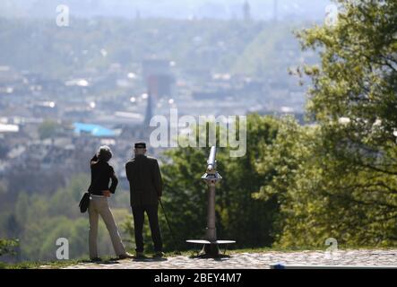 Wiesbaden, Allemagne. 16 avril 2020. Un couple âgé donne sur le centre-ville pendant qu'il s'y promena Neroberg. Les restrictions de sortie et de contact visant à contenir la pandémie de corona resteront en vigueur jusqu'au 03.05.2020. Crédit: Arne Dedert/dpa/Alay Live News Banque D'Images