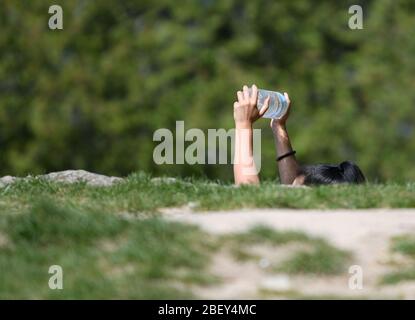 Wiesbaden, Allemagne. 16 avril 2020. Une femme utilise une bouteille d'eau sur le Neroberg pour son entraînement de forme physique. Les restrictions de sortie et de contact visant à contenir la pandémie de corona resteront en vigueur jusqu'au 03.05.2020. Crédit: Arne Dedert/dpa/Alay Live News Banque D'Images